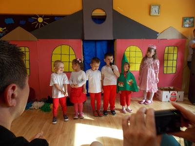 Dzień Mamy i Taty w przedszkolu we Wrotkowie. "Hej bajki, bajeczki szybko przybywajcie kochanym rodzicom życzenia składajcie" Podczas występu dzieci wcieliły się w bajkowe postaci, które złożyły życzenia kochanym rodzicom.