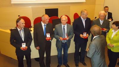 Wręczanie odznaczeń działaczom Szkolnego Związku Sportowego. Odznaczenia wręczali dr Ewa Bąk i poseł Wojciech Ziemniak.