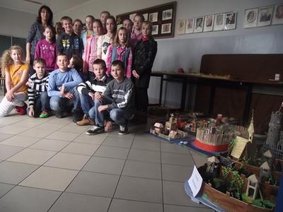Cała grupa uczniów biorąca udział w projekcie „Polska pierwszych Piastów” wraz z nauczycielem historii, panią M. Przybylską. 
