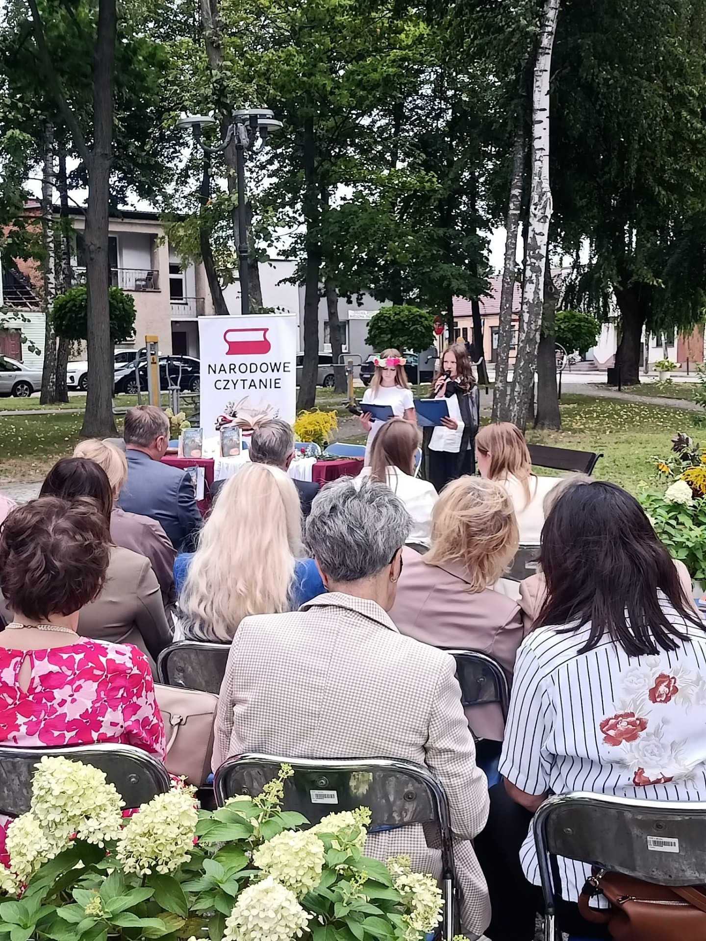 Uczennice PSP w Wierzchowinach na Narodowym Czytaniu „Dziadów” w Jedlińsku